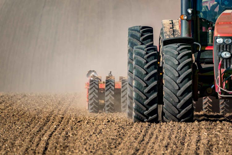 US Sees Over 20% Surge in April 2024 Sales of 4-Wheel Drive Tractors