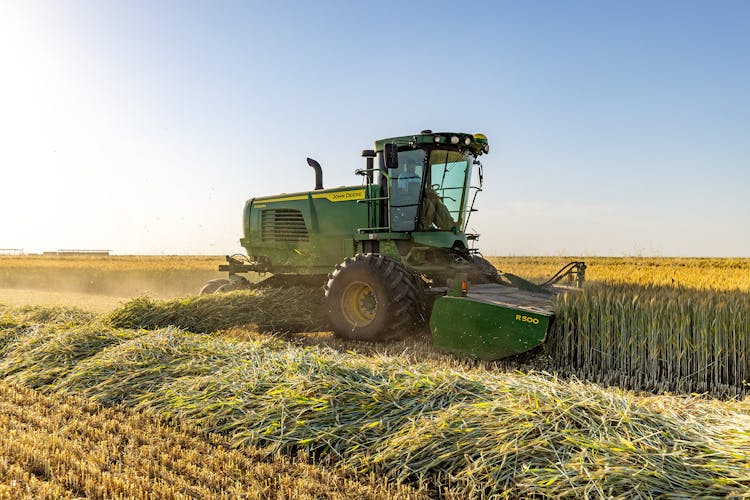 John Deere Introduces W260M Windrower for Enhanced Productivity and Efficiency